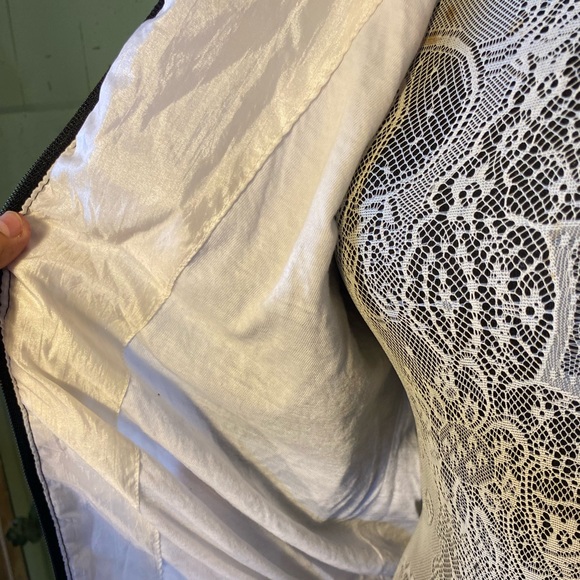 Gorgeous Vintage Wind Breaker with a Beautiful Baroque Design - Picture 7 of 7